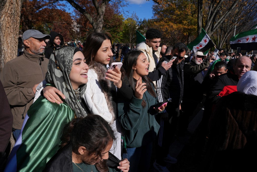 有民眾到白宮外歡迎艾哈邁德・沙拉。美聯社 有民眾到白宮外歡迎艾哈邁德・沙拉。美聯社