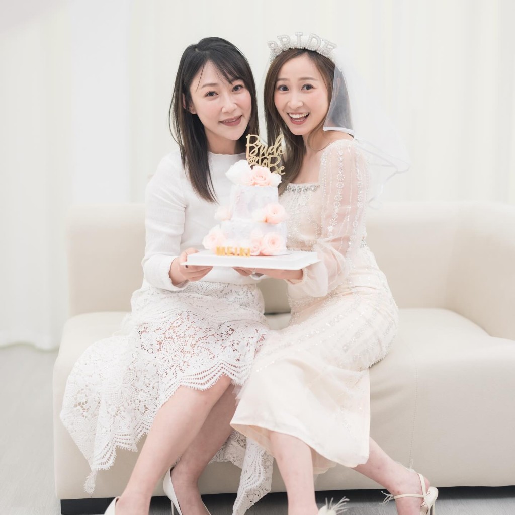 黄美棋获一班姊妹送上蛋糕，一同享受婚前最后派对。