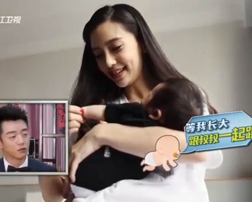 Baby抱小海綿拍節目,不過正面仍未曝光。