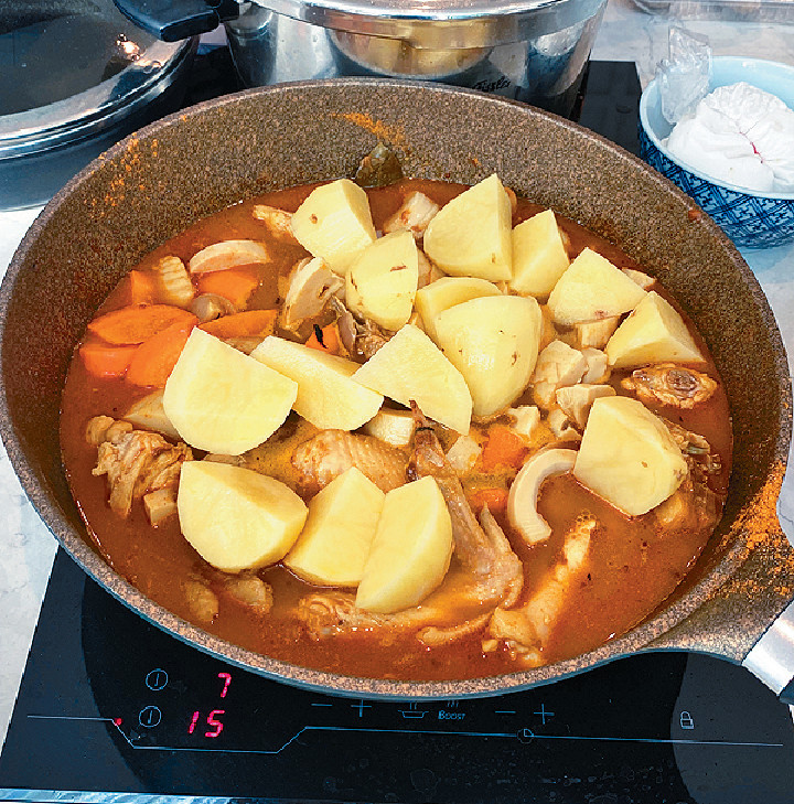 先加入紅蘿蔔煮5分鐘，再加入竹筍及薯仔煮5分鐘。
