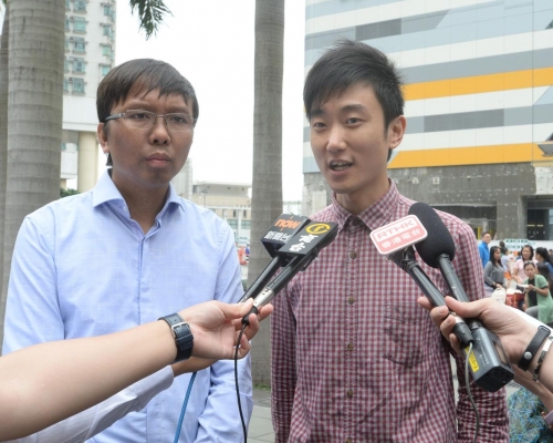 譚凱邦(左)指，不認為大橋引致的客流問題已得到解決。