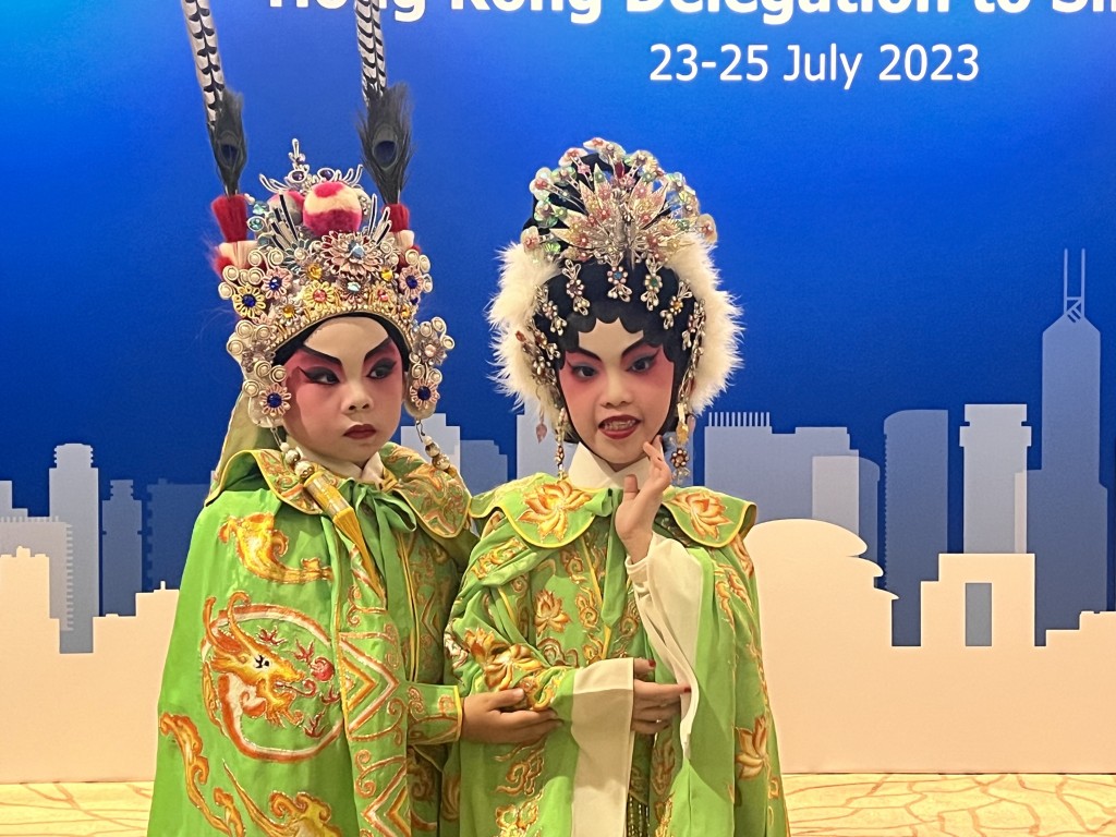 今年7岁的林思辰（右）会表演《凤阁恩仇未了情》。郭咏欣摄