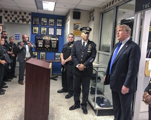 特朗普到訪紐約警察局第17分局。AP