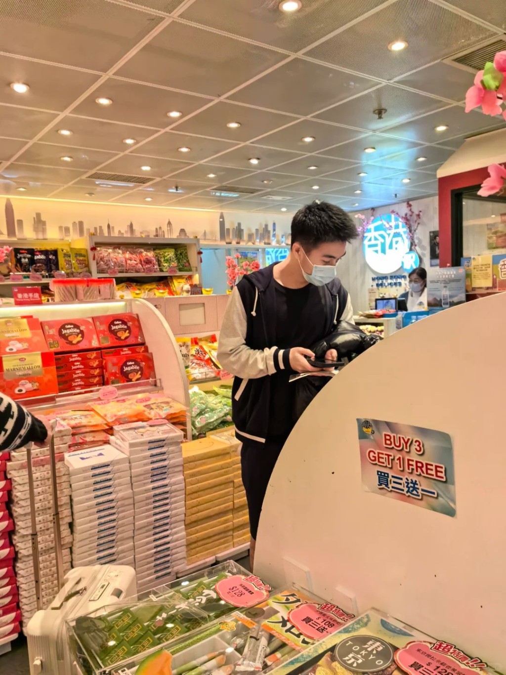 何猷君童心未泯，於零食店選購零食。