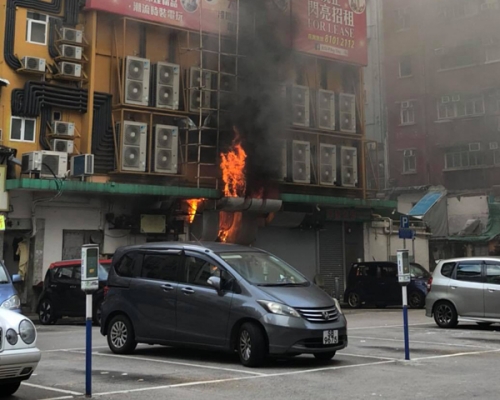 茶餐廳起火，火勢猛烈。  Tai Po 大埔FB圖