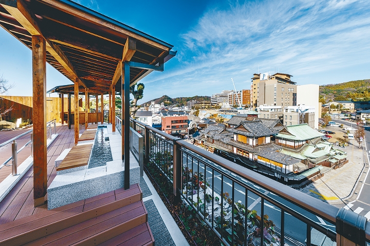 在道後溫泉本館旁邊有一條空中散步道,供人邊體驗足湯樂趣、邊眺望復修中的道後溫泉本館景致。