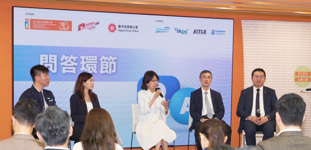 钟丽玲（中）、孙宇万（右2 )等于问答环节解答参加者提问。私隐专员公署图片