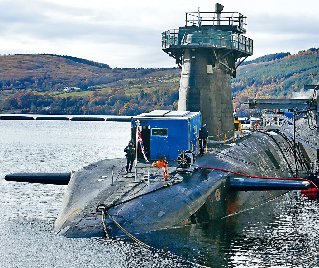 英国装有三叉戟导弹的「胜利号」核潜艇，停泊在苏格兰海军基地。