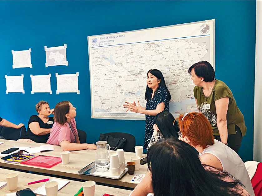 Grace在乌克兰提供儿童保护培训。