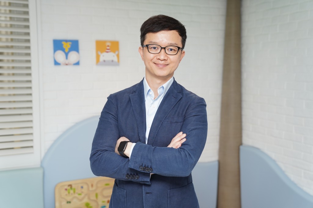 張蔚賢醫生表示，任何年齡人士都會受到肺炎球菌感染的威脅，所以接受疫苗保護並不限於幼童，已長大的青少年也可考慮接種疫苗增強對肺炎球菌的免疫能力。