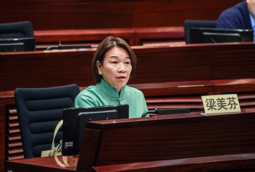 梁美芬指出議員以往可只按「出席」掣而不投下任何票項,關注新系統下會如何處理及顯示。 梁美芬指出議員以往可只按「出席」掣而不投下任何票項,關注新系統下會如何處理及顯示。