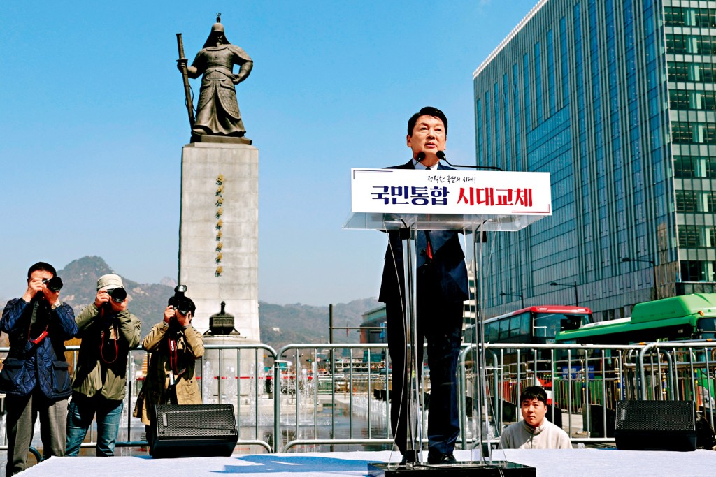 南韓執政黨國民力量黨議員安哲秀昨在首爾宣布將參加今年的總統大選。