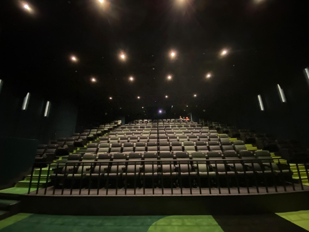 影院1规模最大，提供166个座位