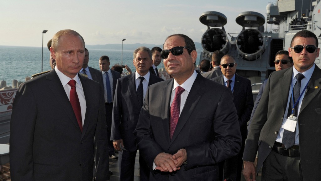 2014年俄羅斯總統普京（左）陪同埃及總統塞西（中）登上莫斯科號（Moskva）巡洋艦。此艦已在俄烏戰爭中被擊沉。 路透社