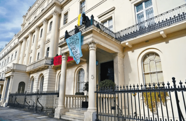 一批示威者佔據俄羅斯富豪德里帕斯卡位於倫敦市中心的私人豪宅。