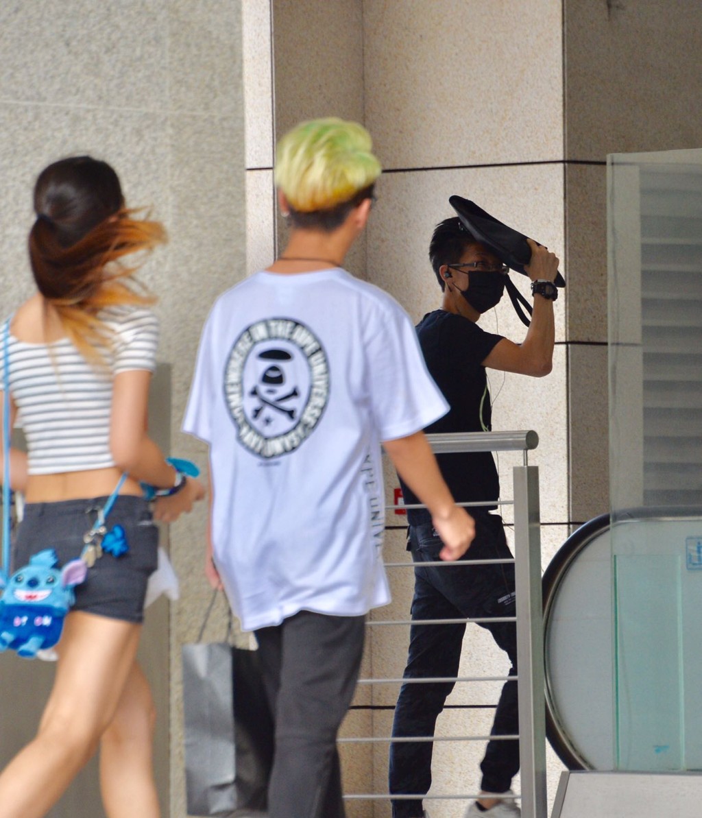 鄧敬宗（黑口罩）早上抵達法庭。