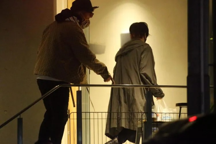 几名谐星被拍到到达渡边的派对房间。