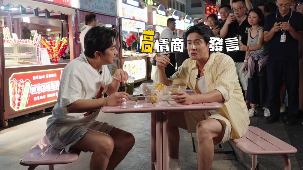 吳兆麟在品嚐「驚嚇」美食時,仍不忘發揮其高情商本色。 吳兆麟在品嚐「驚嚇」美食時,仍不忘發揮其高情商本色。