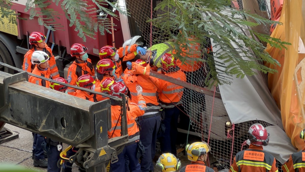 垃圾車跟車工人被困3小時獲救送院。許文光攝