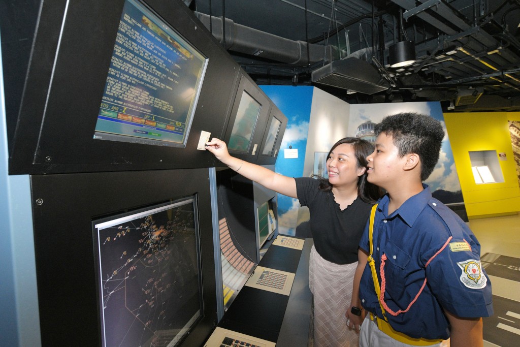 馮瑩均（左）指航空安全知識專章是一個非常吸引的亮點。
