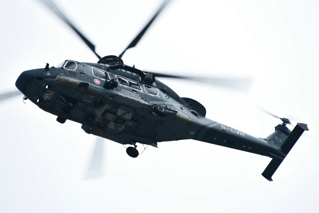 直升機將事主吊起運送到東區醫院搶救。