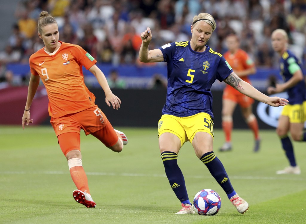 妮拉爆料指在2011年德国女子世界杯期间，她们不得不向球队医务人员展示她们的性器官，以证明她们是女性。AP资料图
