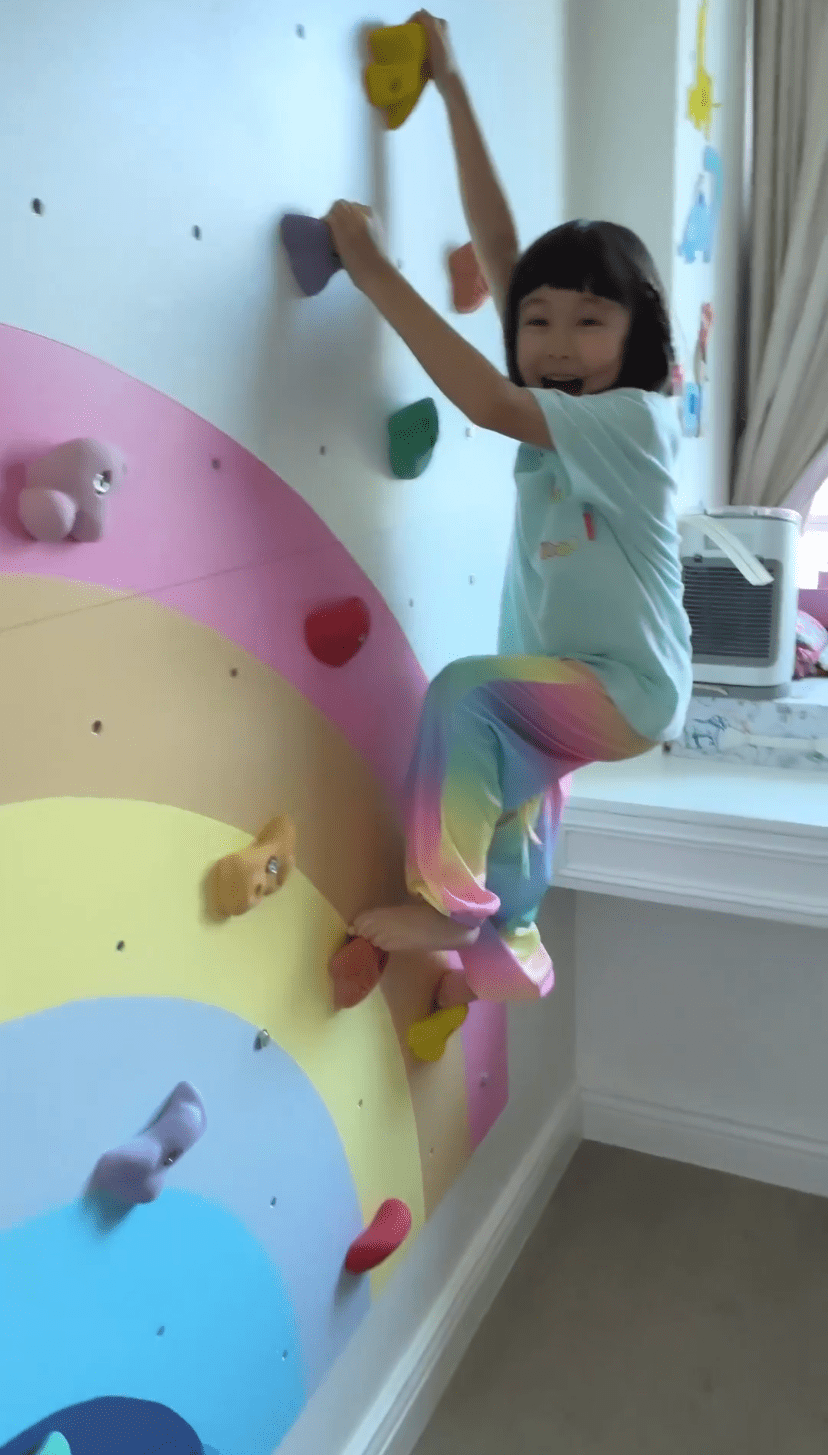心心七歲生日時，Jade這位廿四孝媽媽將房間變成「室內攀石場」，讓女兒夢想成真。（圖片來源：IG@kwansumyinjade）