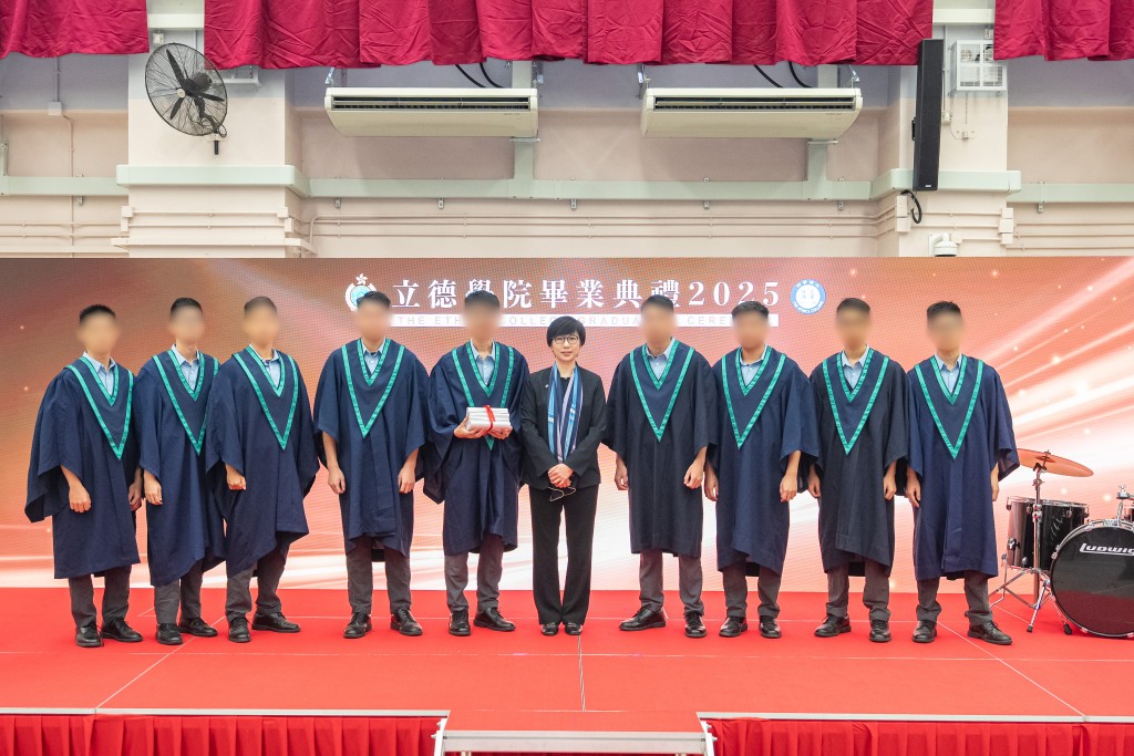 香港賽馬會慈善事務部主管應鳳秀（右五）頒發畢業證書予畢業學員。