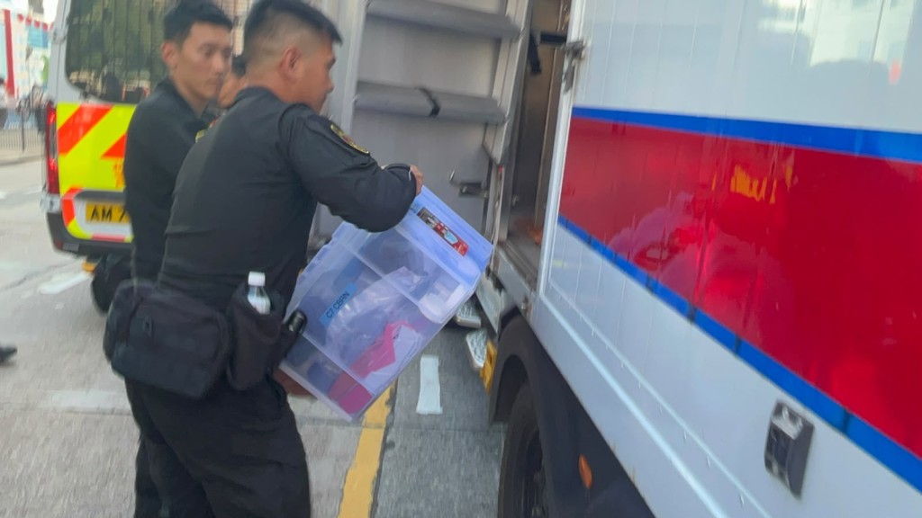 爆炸品處理課人員檢走證物。楊偉亨攝 爆炸品處理課人員檢走證物。楊偉亨攝