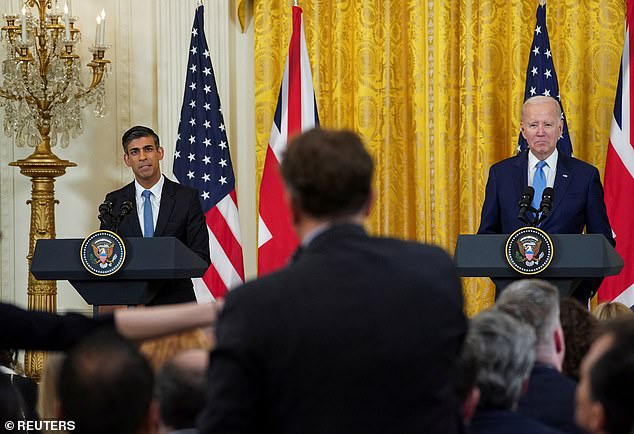 美國總統拜登與英國首相辛偉誠8日簽署《大西洋宣言》後一起見記者。路透社