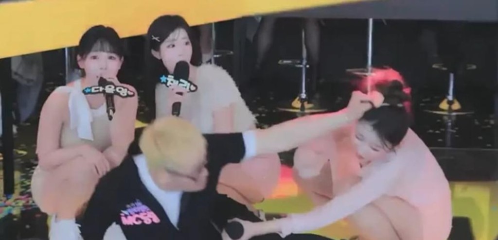 及後直播主A女重提當年醉駕事件，令他怒極一手抓住對方的頭髮。