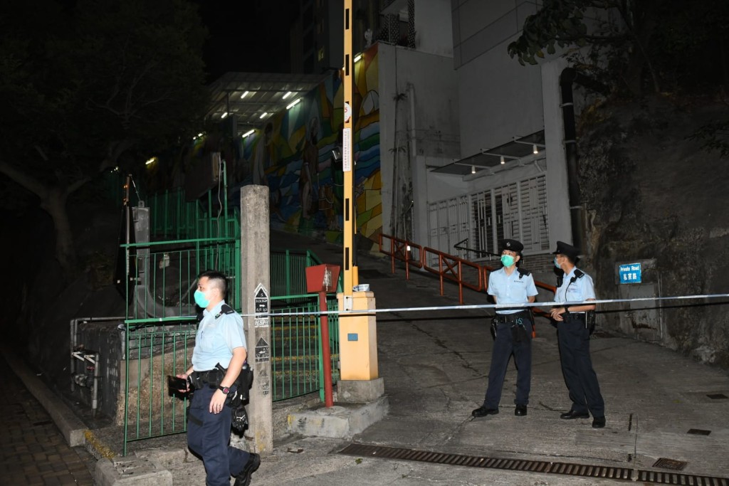 大批警員進入舊聖伯多祿中學。