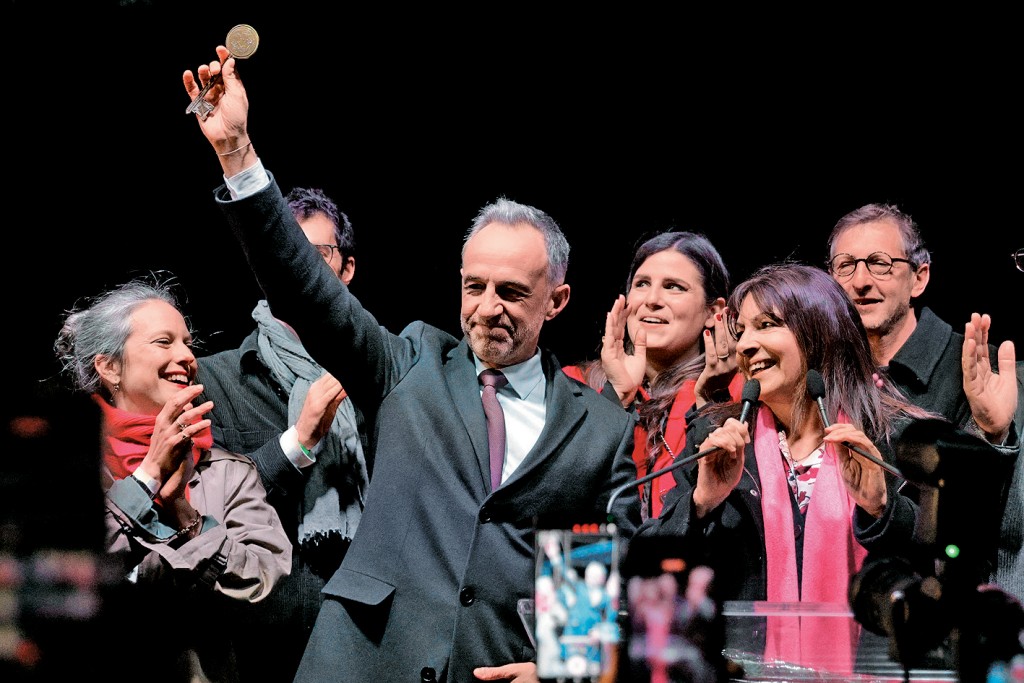 巴黎市長當選人格雷瓜爾舉起市政廳的鑰匙慶祝勝利。右為現任女市長伊達爾戈。