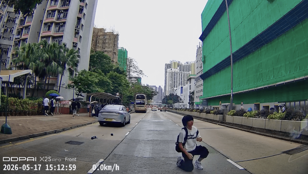 男子受傷倒臥地上,其後自行起身。馬路的事討論區影片截圖 男子受傷倒臥地上,其後自行起身。馬路的事討論區影片截圖