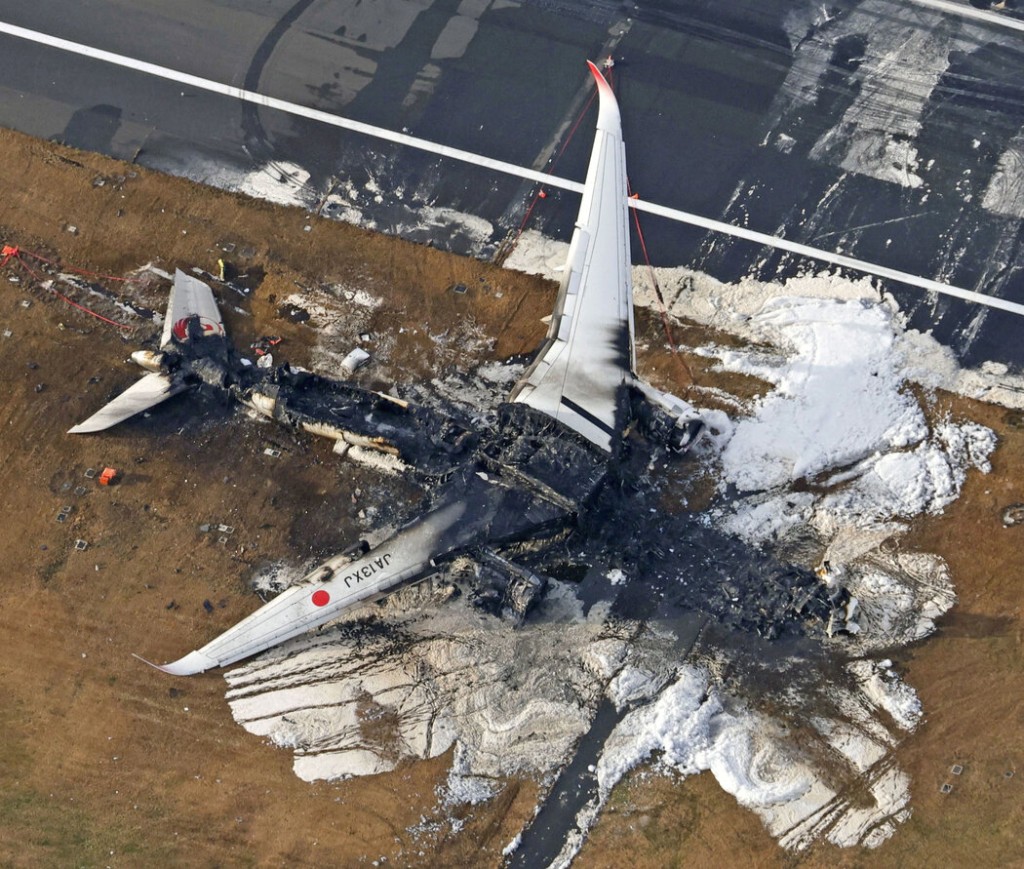 日本航空一架机今年1月2日傍晚降落东京羽田机场时，与海上保安厅飞机擦撞起火烧毁，机上379人全数逃出。路透社
