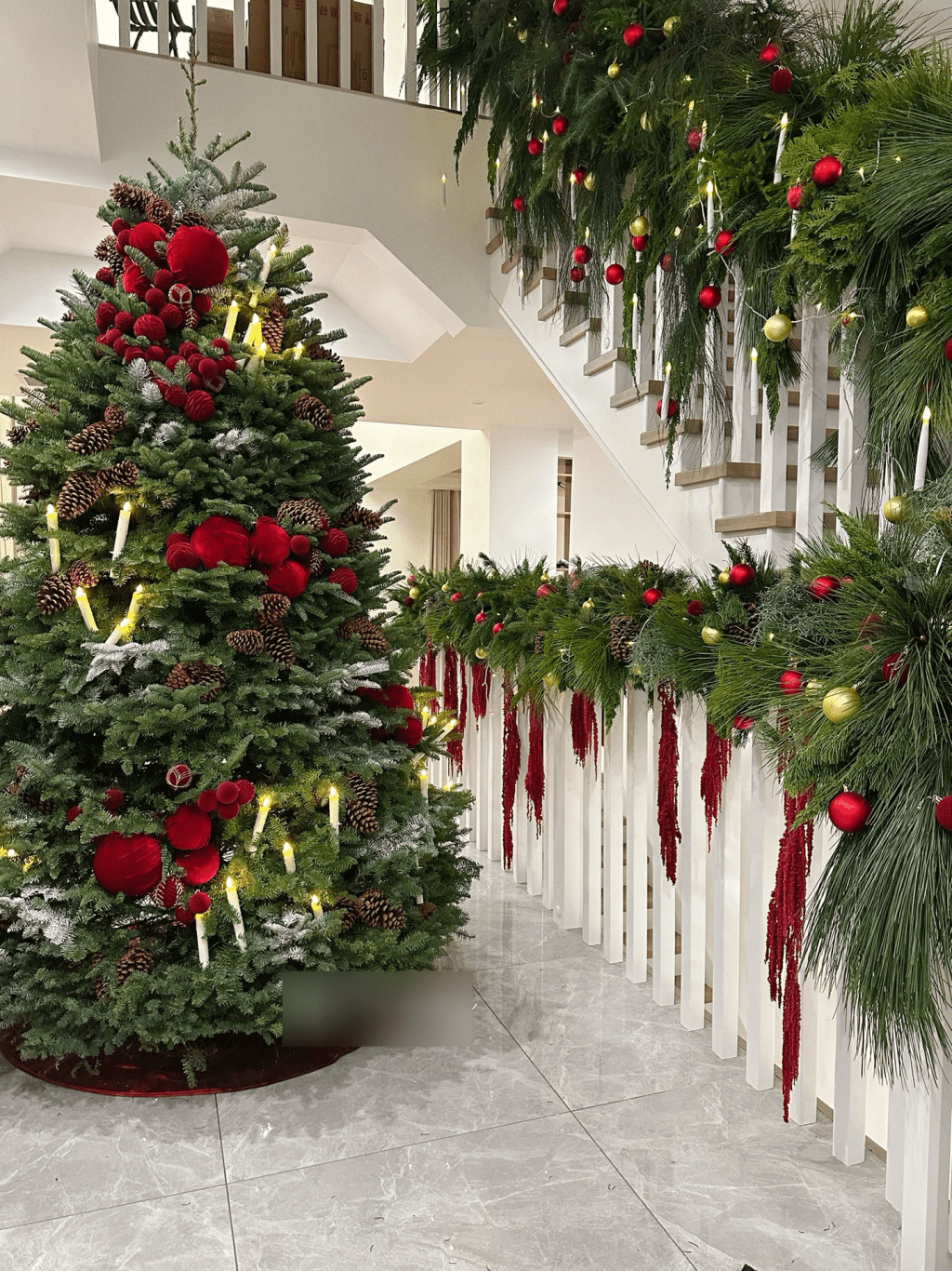 室内装潢主要走纯白简约风，走廊位置摆放了一棵逾两米高的巨型圣诞树，但依然未掂到天花，可见楼底极之高。