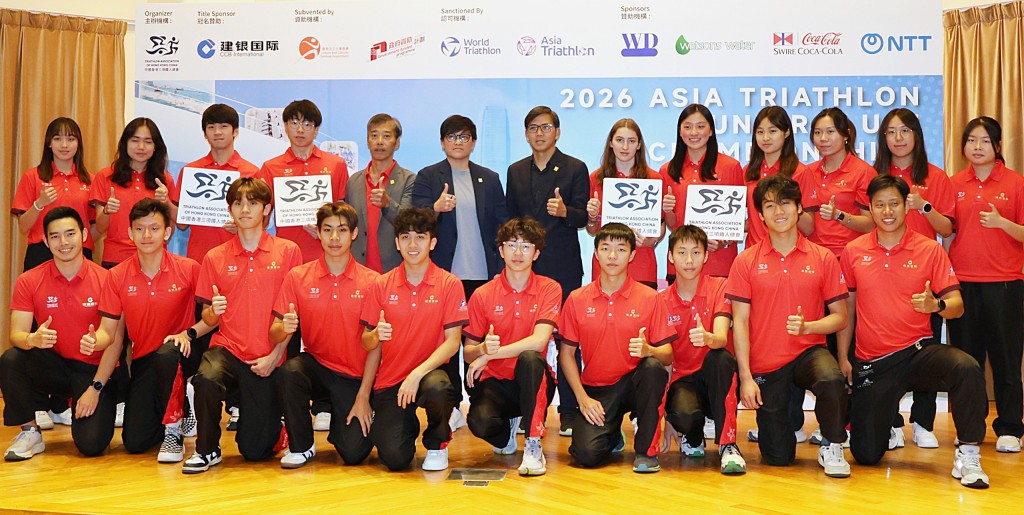 香港三铁总会会长周俏男(后排中)透露今明两年的香港站世界杯将计算入洛杉矶奥运会积分内。徐嘉华摄