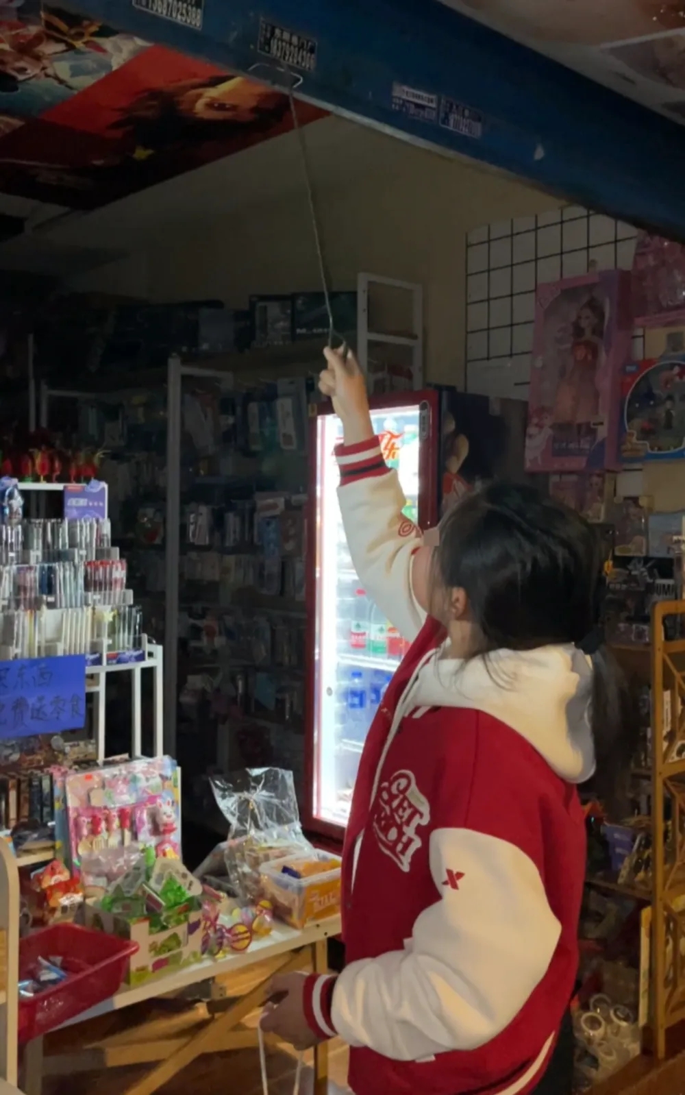 江西12岁女童租文具店创业，大小事都亲力亲为。