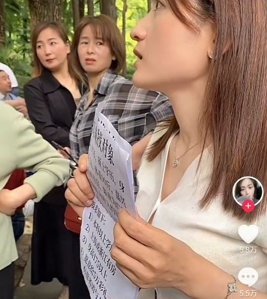 雅典娜在杭州一公园徵婚。