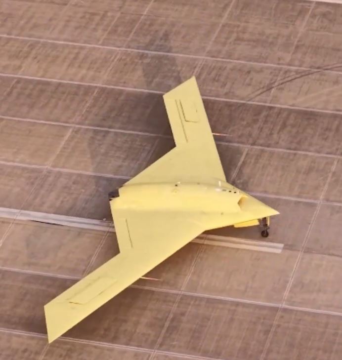 「彩虹-7」高空高速隱身無人機成功首飛。央視