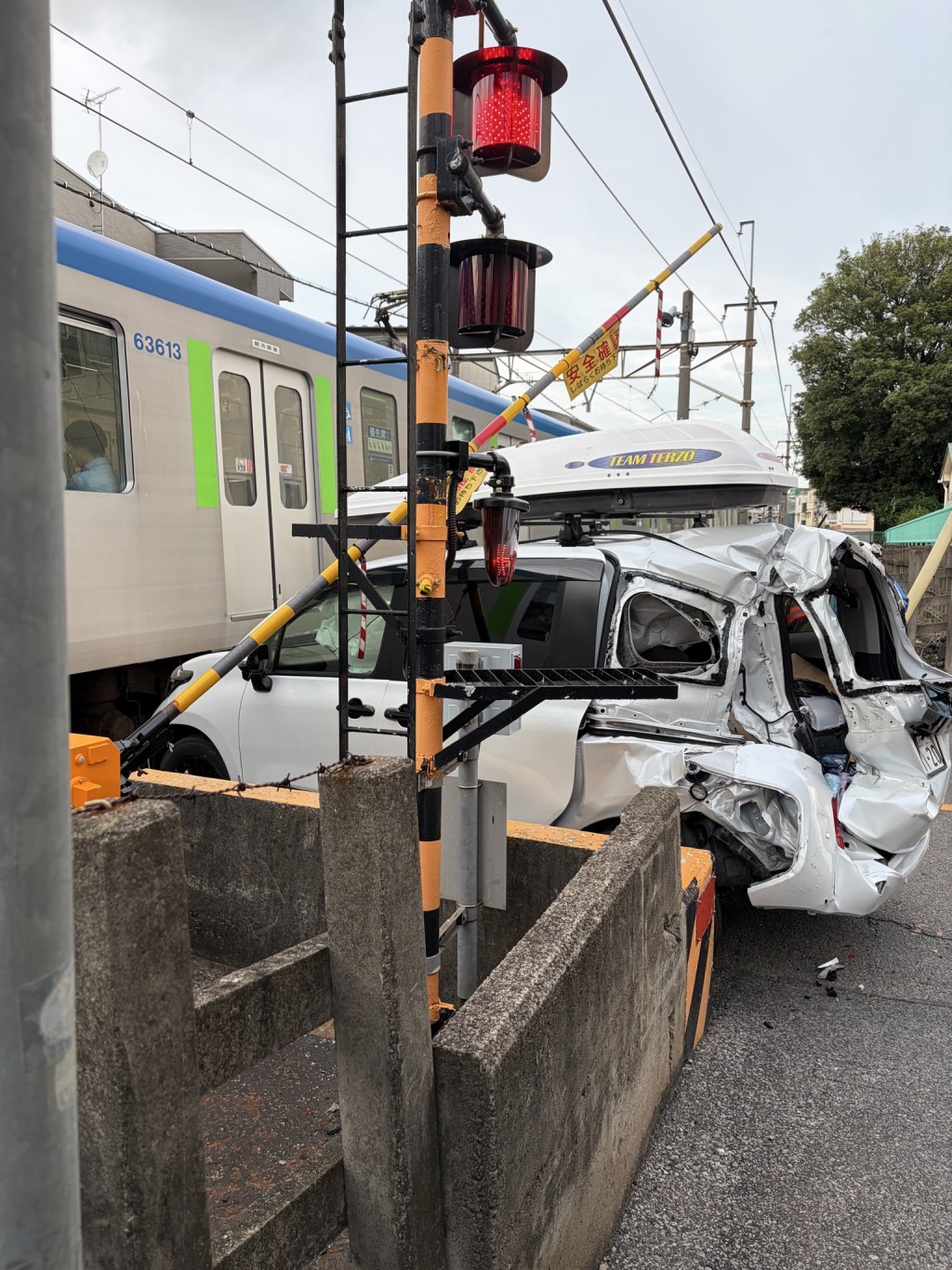 被指跟車太貼的私家車撞至嚴重損毀。 @inakayama7 / X 被指跟車太貼的私家車撞至嚴重損毀。 @inakayama7 / X