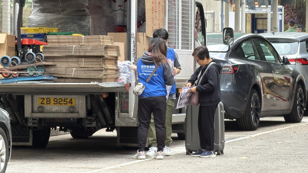 有貨車提供紙箱和紅白藍膠袋。