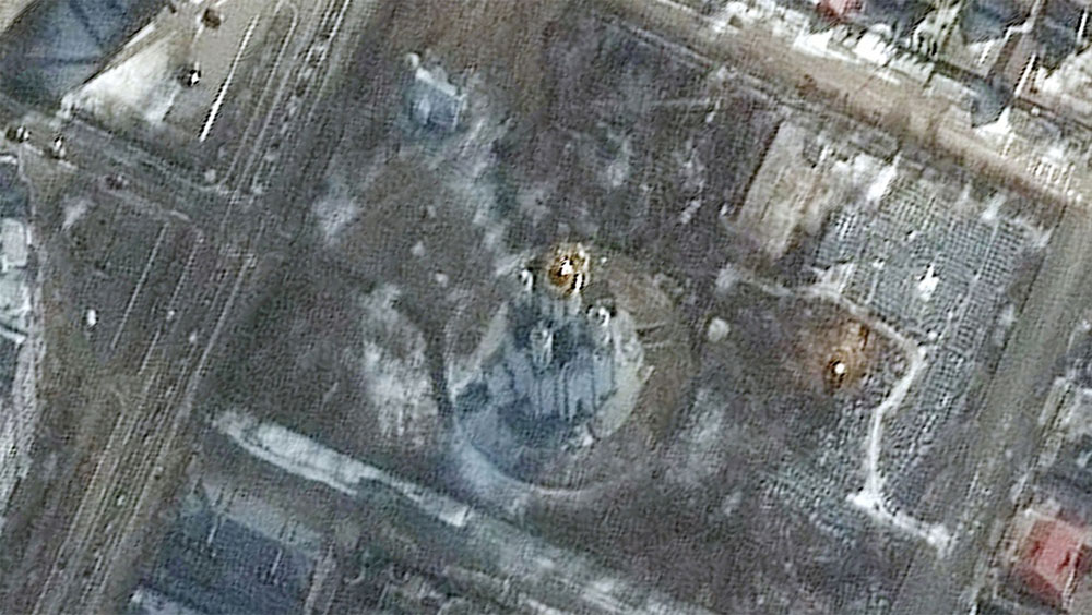 卫星照片显示，布查郊区教堂出现长达约14米长的乱葬岗。AP