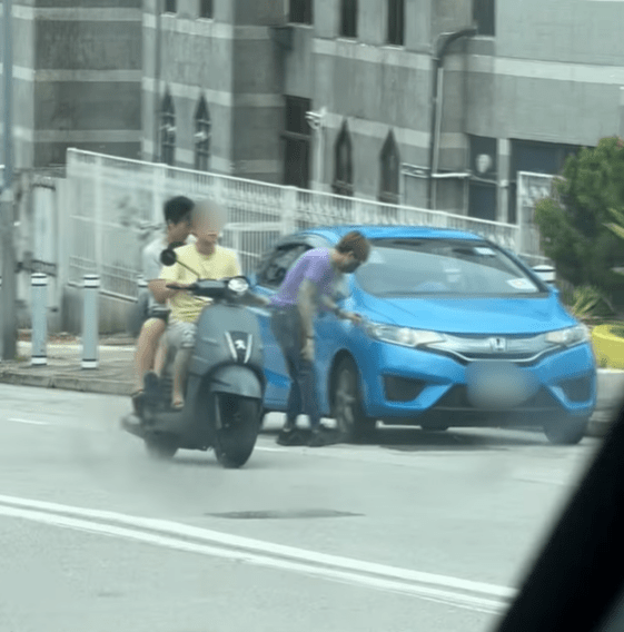 远看女子驾驶电单车载着一名男乘客。网片截图