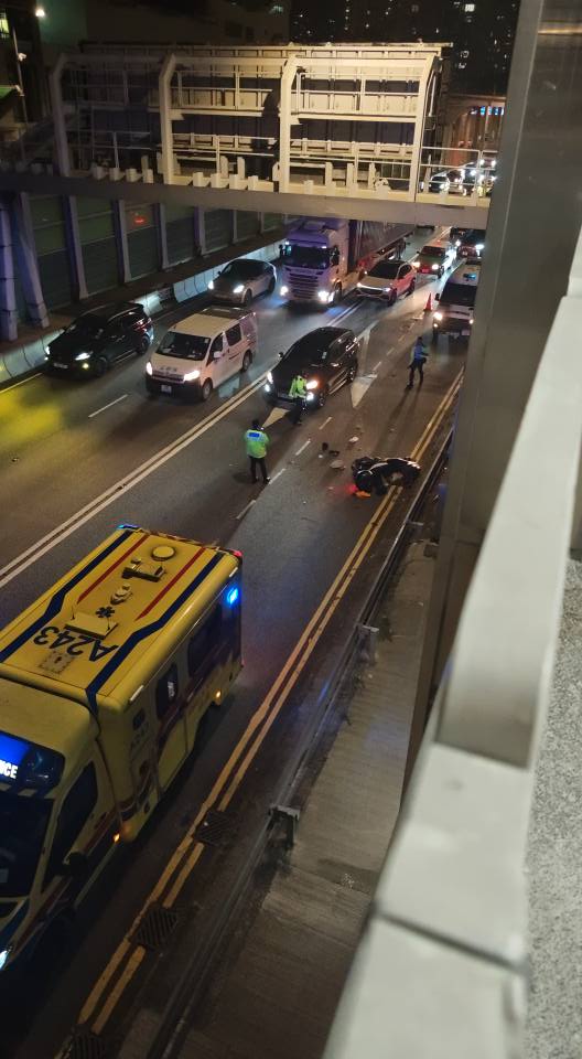 私家車與電單車發生相撞,雜物散落一地。fb「車cam L(香港群組)」圖片 私家車與電單車發生相撞,雜物散落一地。fb「車cam L(香港群組)」圖片