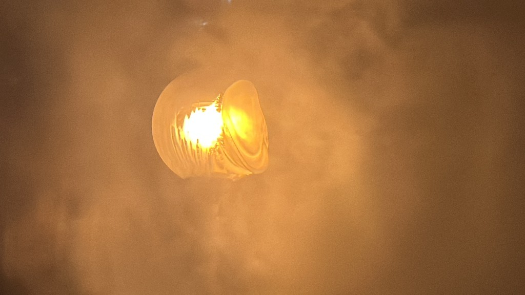 靠近垃圾站一盏路灯的灯罩被烧溶。蔡楚辉摄