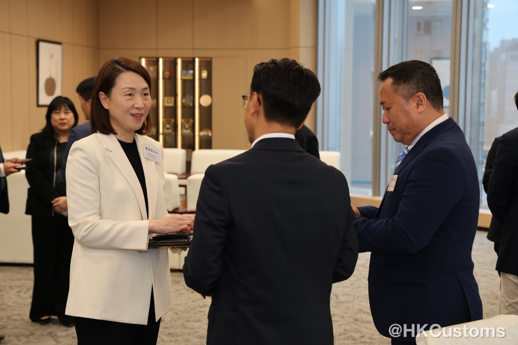 海關助理關長（邊境及港口）蔣依莉表示，深信新一屆小組成員將繼續與香港海關並肩同行。海關FB