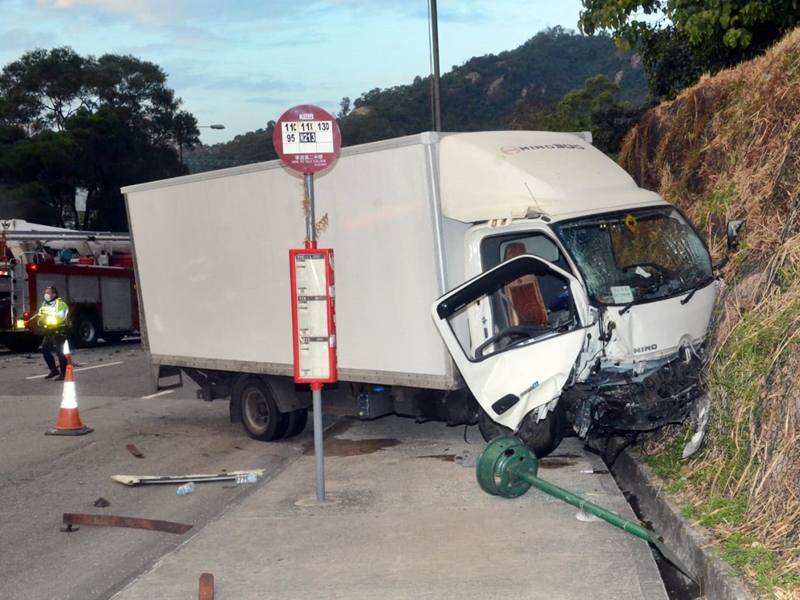 涉事貨車鏟上行人路,撼向山坡始停下。