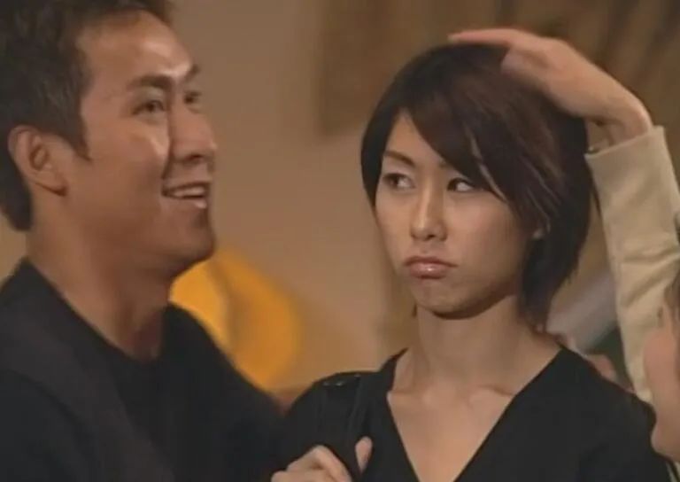 胡定欣（右）在《冲上云霄》中饰演马德钟的妹妹「凌卓芝」。