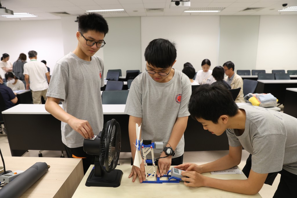 參加活動團員中包括青少年航空員學員，他們在LEGO工作坊學砌風力發電裝置。